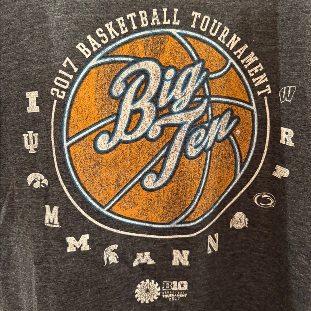 NCAA 2017 Big Ten Basketball Tournament Gildan Tee Shirt, Medium - Picture 2 of 3